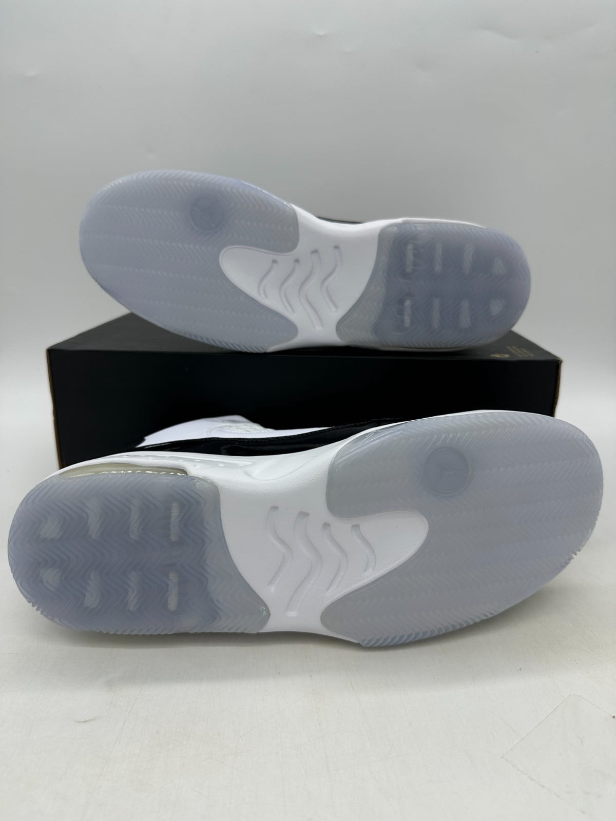 Nike Jordan Max Aura 2 Mens Basketball Shoe Ck6636-102 Size 11 US New in box