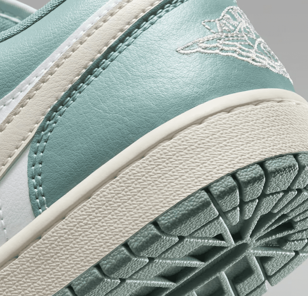 AIR JORDAN 1 Low Women's Green DC0774-138 Size 6
