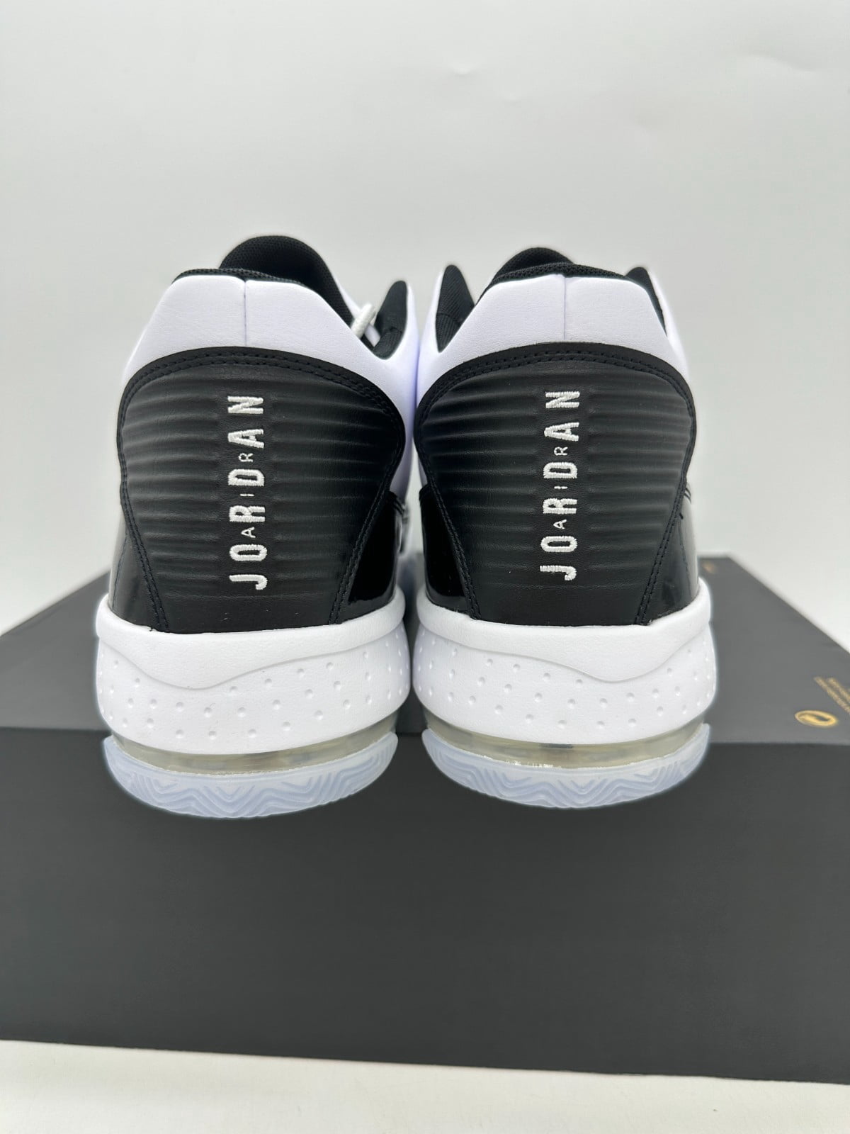 Nike Jordan Max Aura 2 Mens Basketball Shoe Ck6636-102 Size 11 US New in box